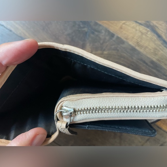 🖤Coach Patent Leather Black and Tan Wallet🖤 - Picture 6 of 7